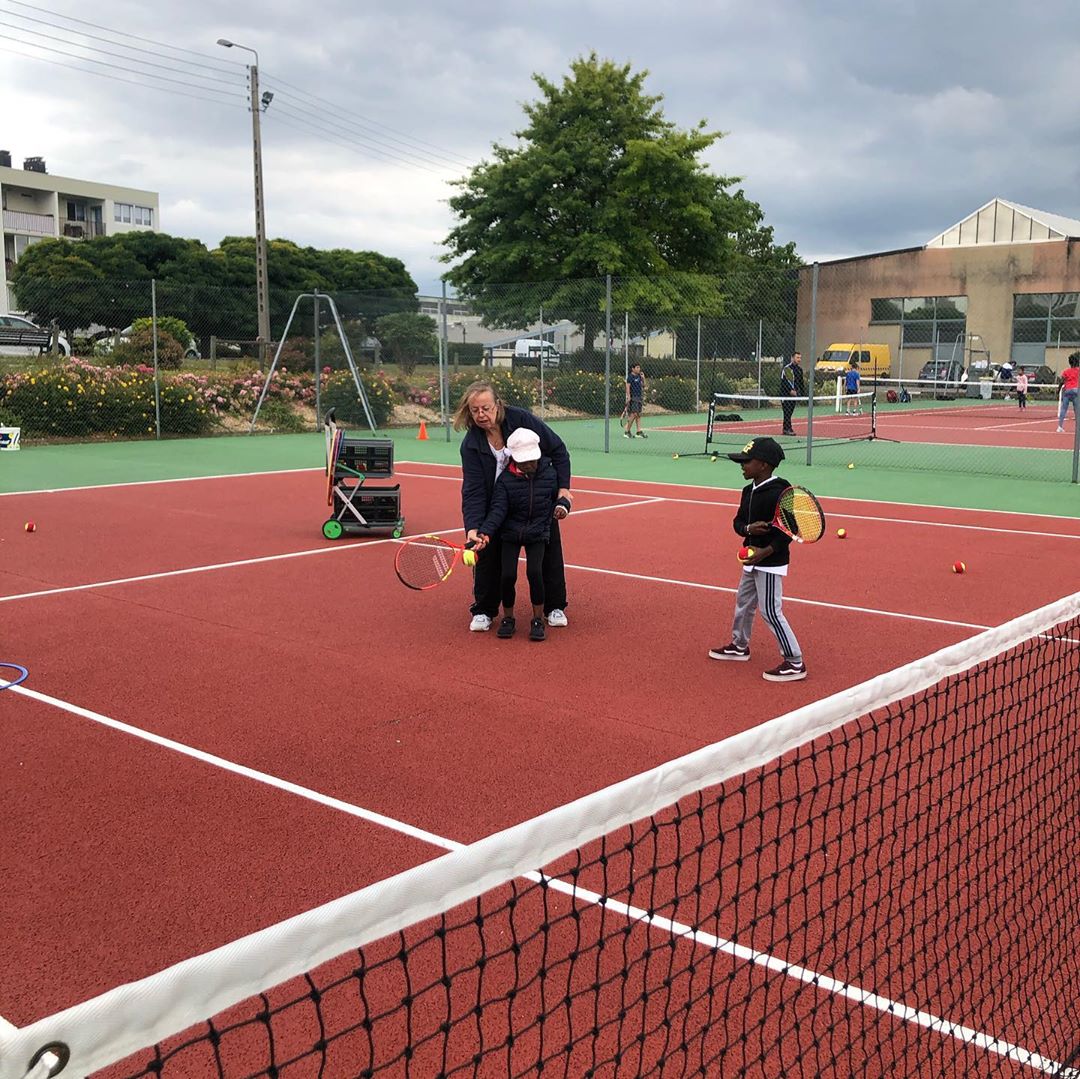 FeteleMur's tweet photo. Pendant deux semaines, les enfants de Fête le Mur Communes d'Elbeuf ont eu la chance de pouvoir pratiquer le tennis, tout en accédant à un soutien scolaire🎾👨‍🎓 
Des sorties culturelles ont également été organisées comme la visite du Musée de la ville @ElbeufSurSeine 🖼 @FFTennis https://t.co/3LuxFm2m5g