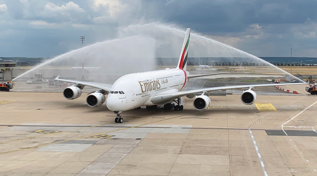 flight_report's tweet photo. [News Hub] L'@Airbus #A380 d'@emirates est de retour dans le ciel et à #Paris !

✈️ Water salute à l'arrivée de l'appareil
💬 Entretien avec Cédric Renard, directeur général d'@emirates France
👨‍✈️ Photo souvenir avec l'équipage du vol #EK73

➡️ https://t.co/QPnzo7ddyt https://t.co/vm2TofJsd6