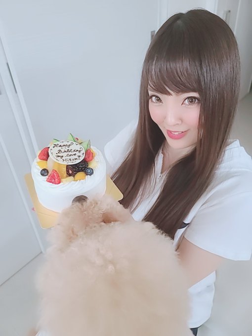 4 pic. Super happy birthday Hitomi chan I love your face I love your body I love your character? you