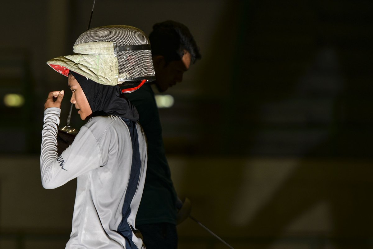 mirroreye's tweet photo. A fencing athlete attends a practice session at a sport center in Banda Aceh on July 20, 2020. #anggar #atlitanggar https://t.co/GMwN2ilv74