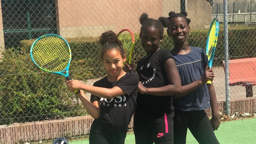 FeteleMur's tweet photo. Pendant deux semaines, les enfants de Fête le Mur Communes d'Elbeuf ont eu la chance de pouvoir pratiquer le tennis, tout en accédant à un soutien scolaire🎾👨‍🎓 
Des sorties culturelles ont également été organisées comme la visite du Musée de la ville @ElbeufSurSeine 🖼 @FFTennis https://t.co/3LuxFm2m5g