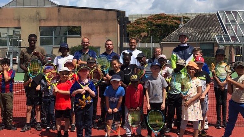 FeteleMur's tweet photo. Pendant deux semaines, les enfants de Fête le Mur Communes d'Elbeuf ont eu la chance de pouvoir pratiquer le tennis, tout en accédant à un soutien scolaire🎾👨‍🎓 
Des sorties culturelles ont également été organisées comme la visite du Musée de la ville @ElbeufSurSeine 🖼 @FFTennis https://t.co/3LuxFm2m5g