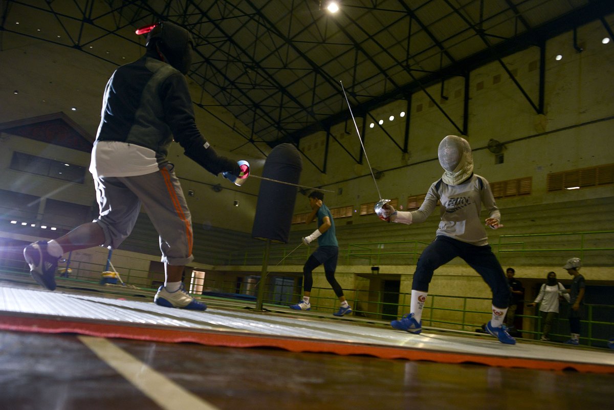 mirroreye's tweet photo. A fencing athlete attends a practice session at a sport center in Banda Aceh on July 20, 2020. #anggar #atlitanggar https://t.co/GMwN2ilv74