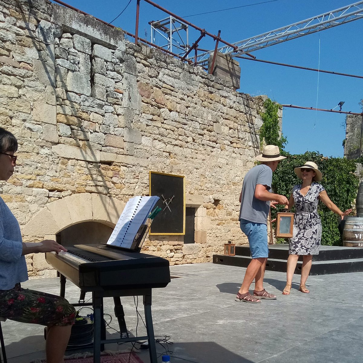 FrankThezan's tweet photo. Un petit avant goût des repetitions en plein air...
Le bonheur est là !

#festivaldeschateauxdebruniquel #bruniquel #operette #sortir82 #frankthezan #mezzosoprano #offenbach #duchessedegerolstein #tourisme #tarnetgaronne #ete2020 #spectacletarnetgaronne https://t.co/7V3nVe2B31