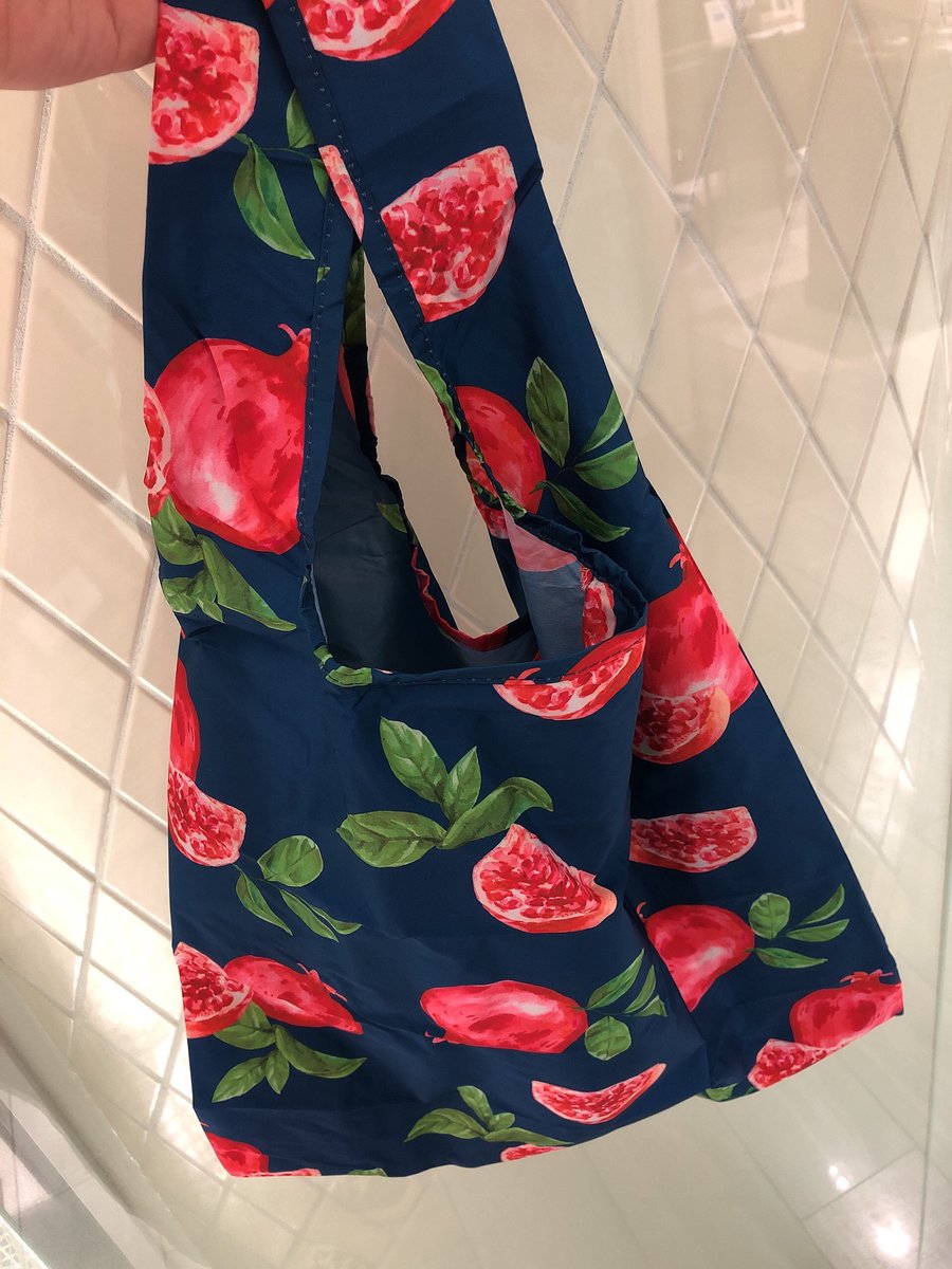 smith_hikarie's tweet photo. ペットボトルをリサイクルし、作られたエコバッグ「KIND BAG」のご紹介です。軽量で簡単に折りたためて、環境に配慮したバッグです。耐久性、耐水性にも優れ、約20kgまで耐えられます。スタッフのおすすめはザクロ柄です。
#smith #スミス #エコバッグ #kindbag #レジ袋有料化 https://t.co/2SErUwfyzl