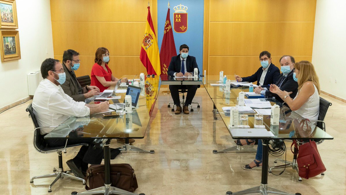 LopezMirasF's tweet photo. Nuevas medidas para frenar el Covid19:

⛔️Prohibición de ocio nocturno en interior de locales. Solo se permiten terrazas

⛔️Máximo de 15 personas en reuniones

❌Cierre de centros de día en #Cieza y #Totana, y restricción de visitas en residencias en estos 2 municipios y #Murcia https://t.co/wdKskKi9So