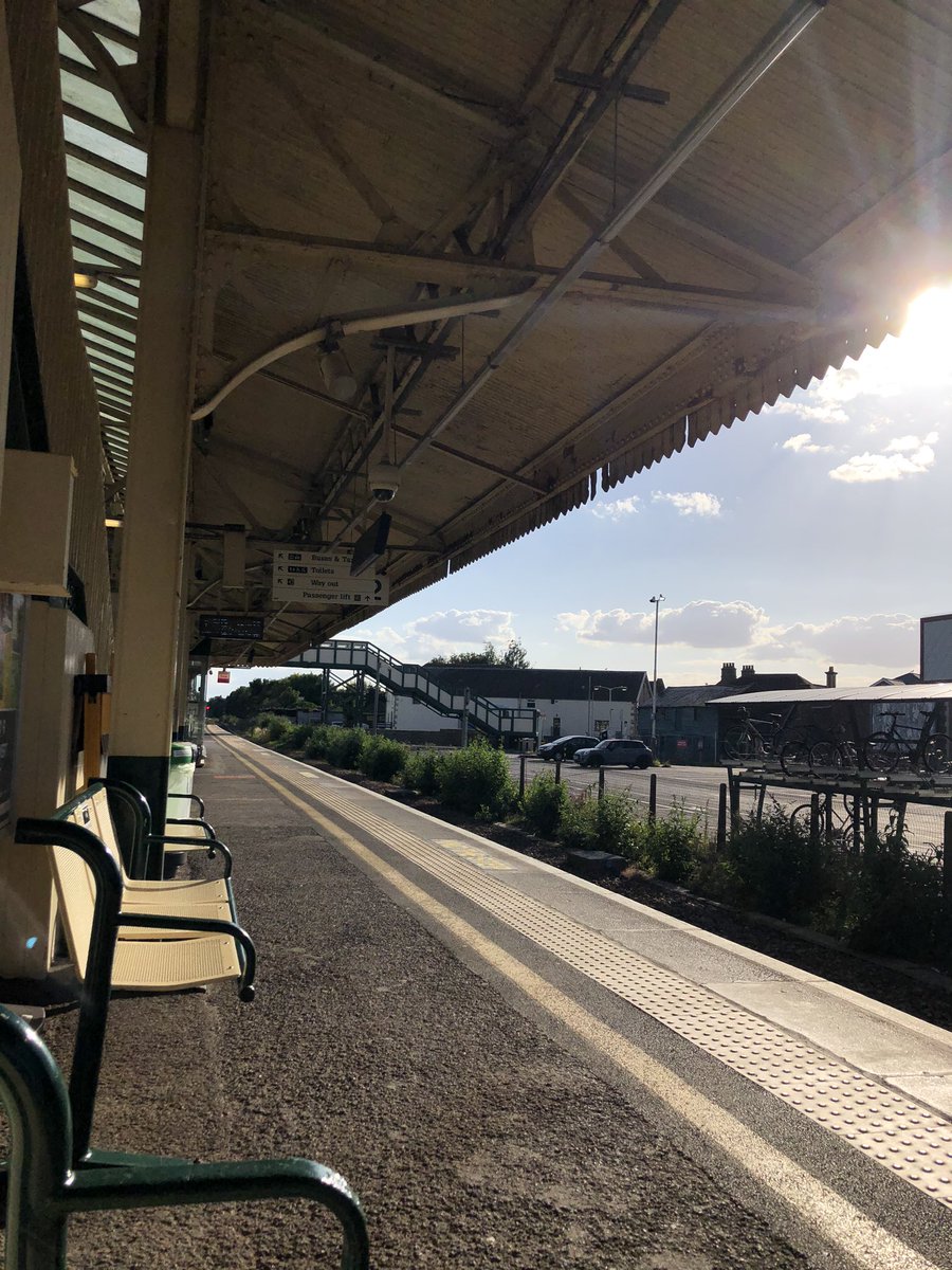 sidwell_natasha's tweet photo. Sunny day in Chippenham this morning as I awaited the train to BTM. Great to see so many adhering go masks on Public Transport! We all have to do our bit... #AssessorLife #Sunshine #TrainDay #WestonSuperMare #BristolTempleMeads ππ»βοΈ https://t.co/gOeWJiPGoU