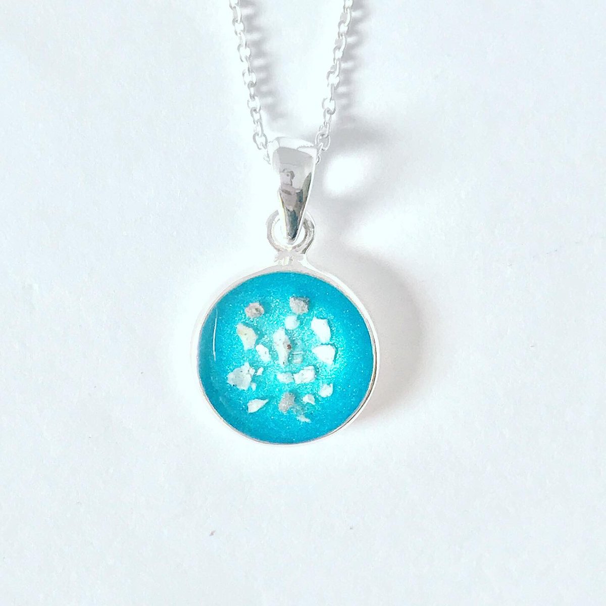 NickyRobinUK's tweet photo. 💙A beautiful circle #memorialnecklace made for another lovely customer with #cremationashes inside. #Pendant colour pictured is a pretty Aqua.
Blues seems to be the popular colour choices lately. 💙
Order from our website or #TBCH @BritishCrafting at:
https://t.co/B7CJTfRi1c https://t.co/t3UAcmDweL