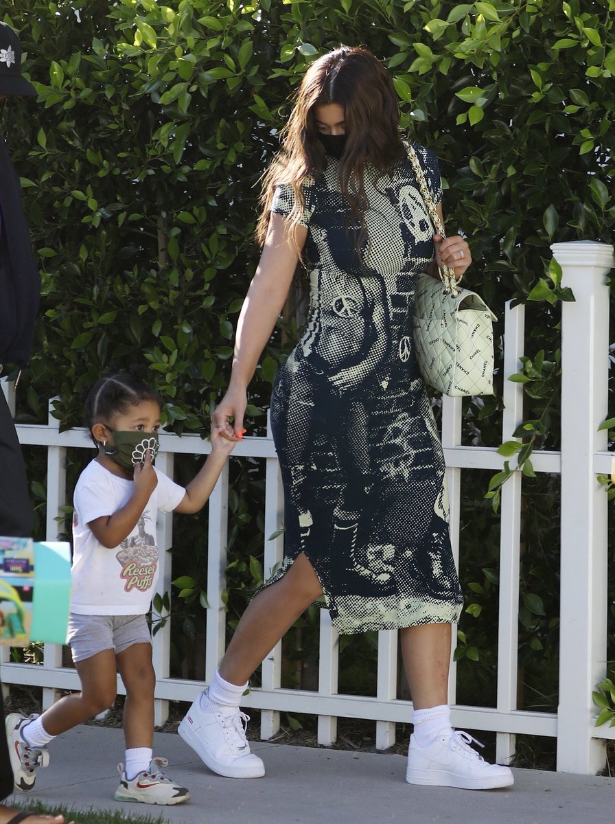 KylieOnline's tweet photo. @KylieJenner @trvisXX and Stormi reunited for luxurious family getaway to Laguna Beach, CA on July 19, 2020. https://t.co/FEnHd2jQCQ