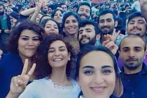 hoqer073's tweet photo. “Çiçek gibi insanların kalbini kırdınız, umutlarını yok ettiniz.
Bahçeleriniz bahar görmesin.” #Suruc5Yıl https://t.co/Q7EQFoP0wl