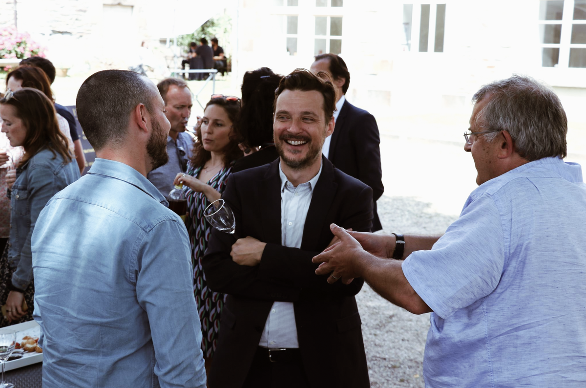 HtmyFR's tweet photo. 💜 #HTMYInside | Vendredi dernier, les équipes @HtmyFR et @CabinetQuiblier se rencontraient lors d'un #Summerbreak organisé à @leclozr.

Une superbe journée ensoleillée riche en échanges pour notre plus grand plaisir autour d'#IceBreakers ! ☀️ #NewChallenge https://t.co/SKK5KNYVtt