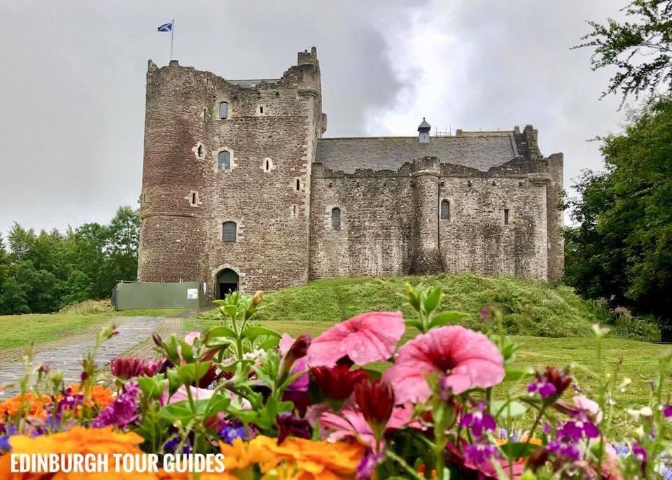 EdinburghGuides's tweet photo. Flashback to this day in 2018 and an #Outlaner Day tour from #Edinburgh. #Doune #Castle https://t.co/F7CpCY2dkA