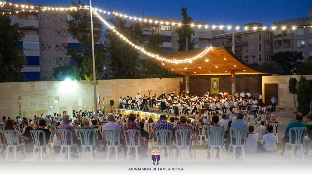 🎺🥁🎷🎶 #Cultura
L'<a href="/AteneuLaVila/">Ateneu Musical La Vila Joiosa</a> manté l'esperit fester amb un dels concerts més esperats de l'any.

El concert de música festera va rememorar els dies grans de la Vila Joiosa per al públic assistent que es va donar cita anit en l'Auditori de la Barbera.

villajoyosa.com/noticias/ver_n…