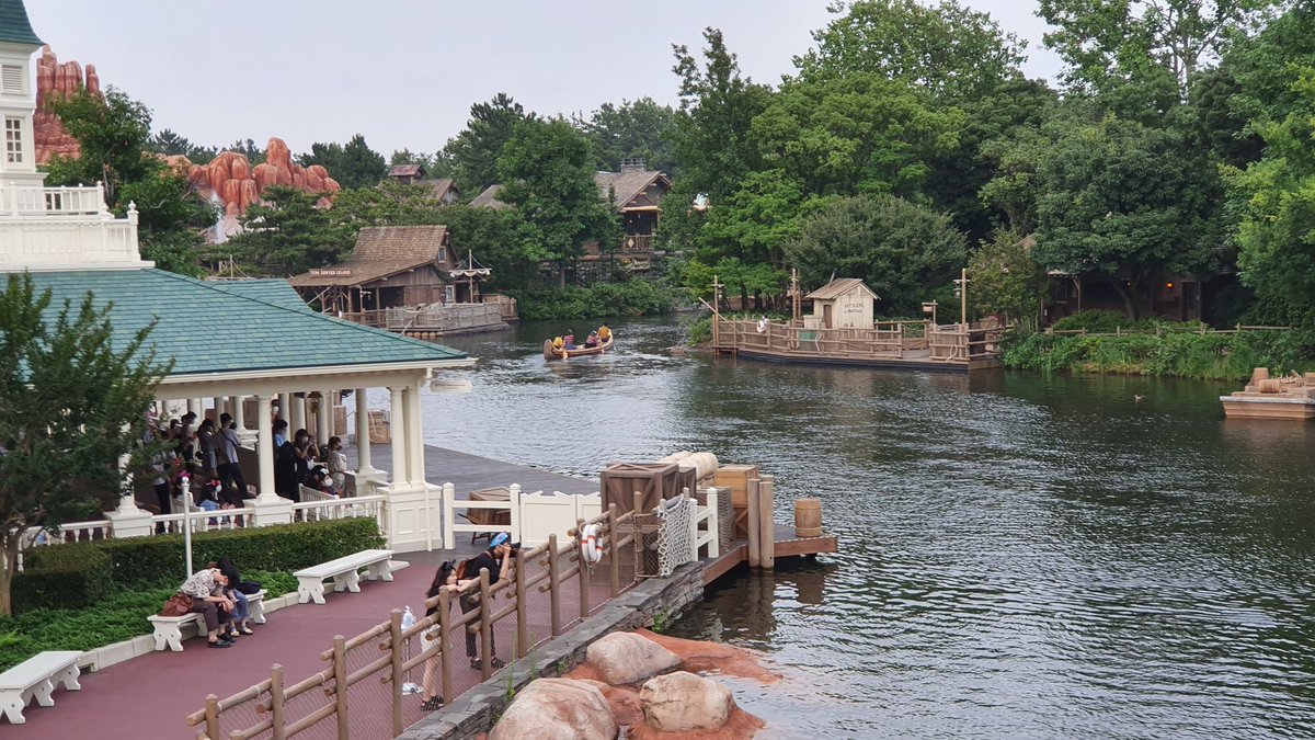 サイトー ソーシャルディスタンスのせいでディズニーのカヌー漕ぐやつ もはやアトラクションというより訓練