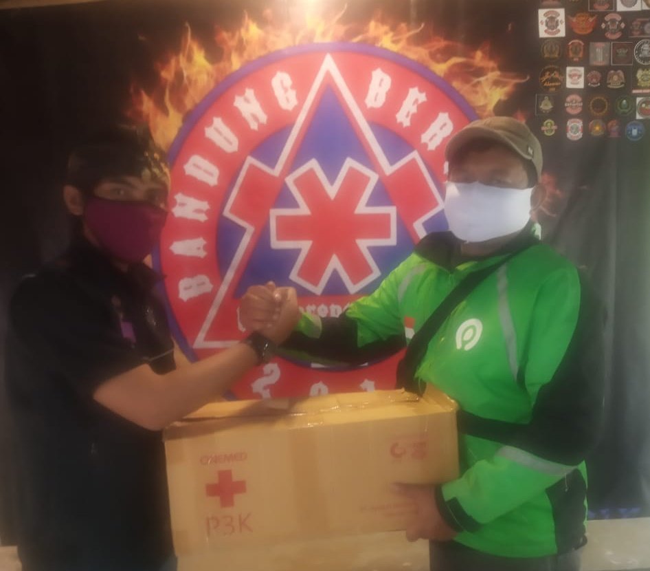 zmbwdrvr's tweet photo. Penyerahan 60 paket peralatan P3K untuk rekan²  URC Kota Bandung untuk membantu penanganan Laka Lantas di kota Bandung.

#TerimaKasihOrangBaik semoga bermanfaat dan menjadi berkah untuk semua , Hatur Nuhun sadayana🙏
@gitadjambek @nasikentjana @YoGojekYo @rudynesia https://t.co/Hdb92vPTNB