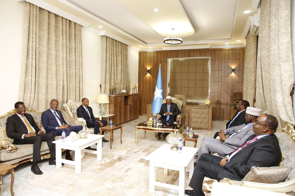 TheVillaSomalia's tweet photo. Madaxweynaha Jamhuuriyadda Federaalka Soomaaliya Mudane Maxamed Cabdullaahi Farmaajo ayaa guddoomiyey kulan hordhac u ah Shirka Wadatashiga Dowladda Federaalka Soomaaliya iyo Dowlad Goboleedyada. https://t.co/rqGmANjswI