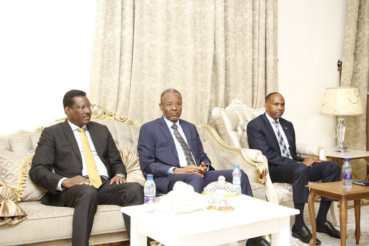 TheVillaSomalia's tweet photo. Madaxweynaha Jamhuuriyadda Federaalka Soomaaliya Mudane Maxamed Cabdullaahi Farmaajo ayaa guddoomiyey kulan hordhac u ah Shirka Wadatashiga Dowladda Federaalka Soomaaliya iyo Dowlad Goboleedyada. https://t.co/rqGmANjswI