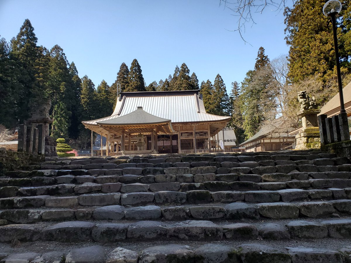 thanks_noka's tweet photo. 霊峰白山への登山口がある長瀧白山神社⛩️
この拝殿に入った瞬間に空気が変わるのを感じ背中がゾクゾクしました。
今までの神社参拝の中で一番の神域でした
岐阜県郡上市にあるので、近くを通った際には是非とも参拝を！
#白山神社 https://t.co/ucy5qW9CR8