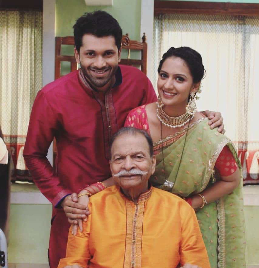 SerialsMarathi's tweet photo. तुम्हाला पण आजोबांची आठवण येते का आमच्या सारखीच?? 
सगळं लवकरच सुरळीत होऊदे..आणि "कोंबडीच्या" पुन्हा घराघरात ऐकू येऊ दे. 
(P.S. He is all fine..and not stepping out for his safety)
#soham #shubhra #ajoba #agabaisasubai #aggabaaisasubaai #aggabaisasubaifanclub  #aggabaisasubailove https://t.co/KIvD5ehCYL