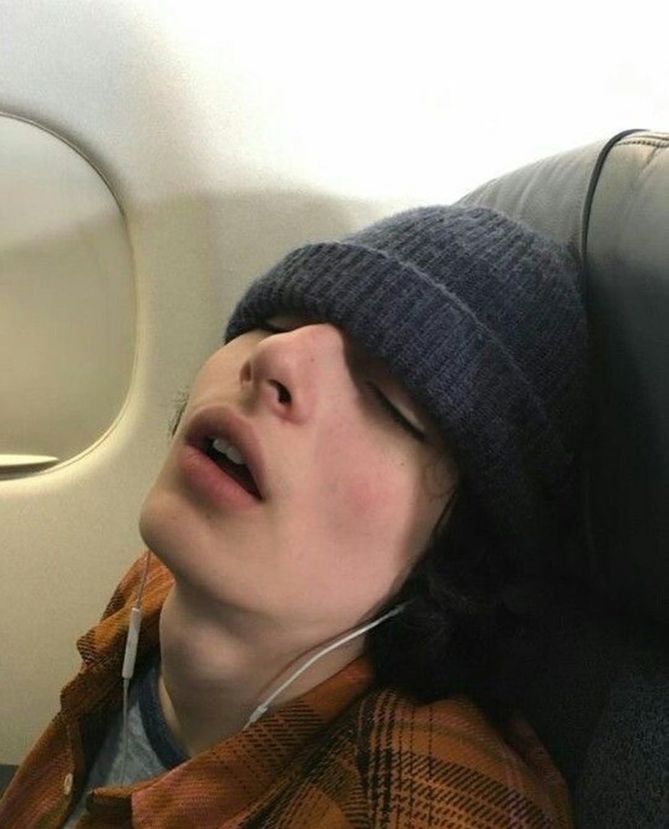 wolfhard_e's tweet photo. Bom dia para quem tá acordando e boa noite para quem tá indo dormir que nem eu 🙄 ! https://t.co/SJzQnsXF6e