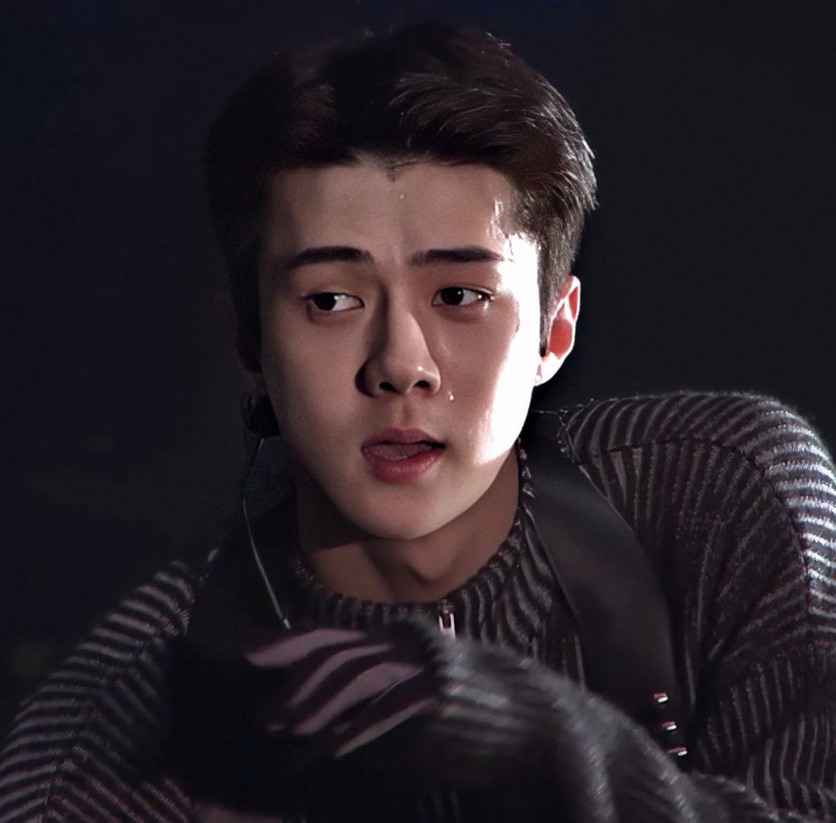 SEHUNL00K's tweet photo. oh sehun is so damn attractive https://t.co/pji9sbHR8S