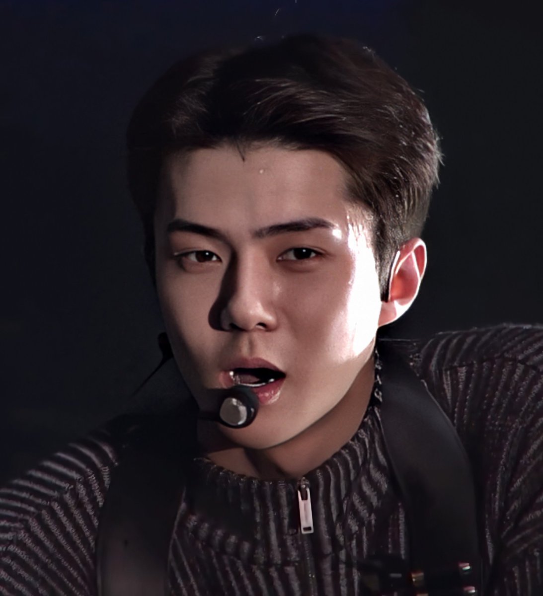 SEHUNL00K's tweet photo. oh sehun is so damn attractive https://t.co/pji9sbHR8S