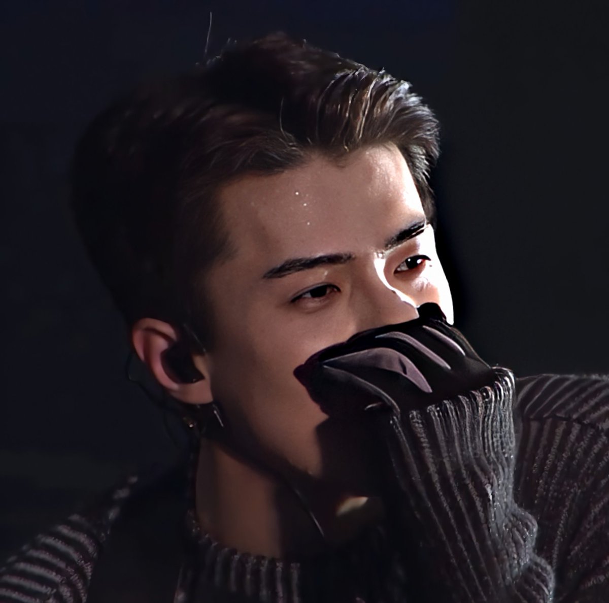 SEHUNL00K's tweet photo. oh sehun is so damn attractive https://t.co/pji9sbHR8S