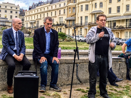 *Thread* How did Brighton Labour politics become toxic? Erstwhile Momentum organiser Greg Hadfield helped lead the way.This photo from 2019 captures the story. Hadfield is flanked by his allies and top causes, Chris Williamson on the left and Tony Greenstein on the right. 1/12