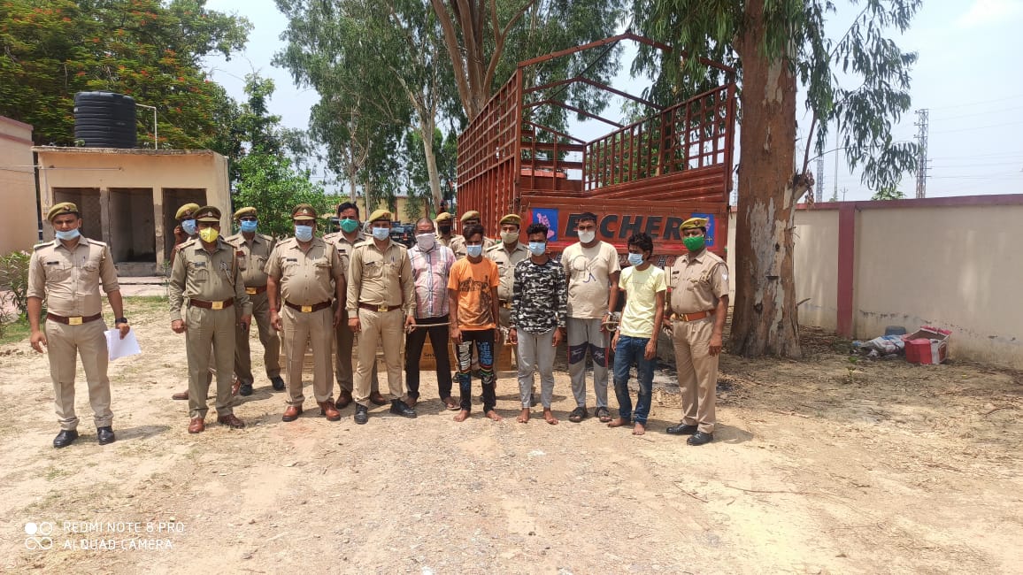 mathurapolice's tweet photo. दि0 15/16.07.20 की रात्रि को #NH_02 स्थित बाद गांव के पास हुई लूट की घटना का मथुरा पुलिस ने किया सफल अनावरण कर,05 अन्तरजनपदीय लुटेरों को किया गिरफ्तार, कब्जे से लूटे गये शत-प्रतिशत माल बरामद ।
@Uppolice
@adgzoneagra
@igrangeagra
@igrangemeerut
@GroverGauravIPS
@meerutpolice https://t.co/6l7denVEAz