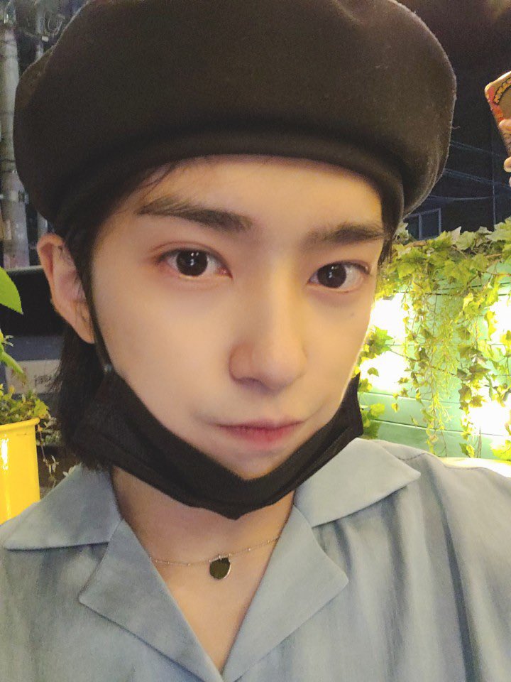 WeInTheZone_twt's tweet photo. [#시현] 셀카시현이 남찍사는 인스타

#WE_INTHE_ZONE #위인더존 
#SHIHYUN https://t.co/2fs6QkiWOF