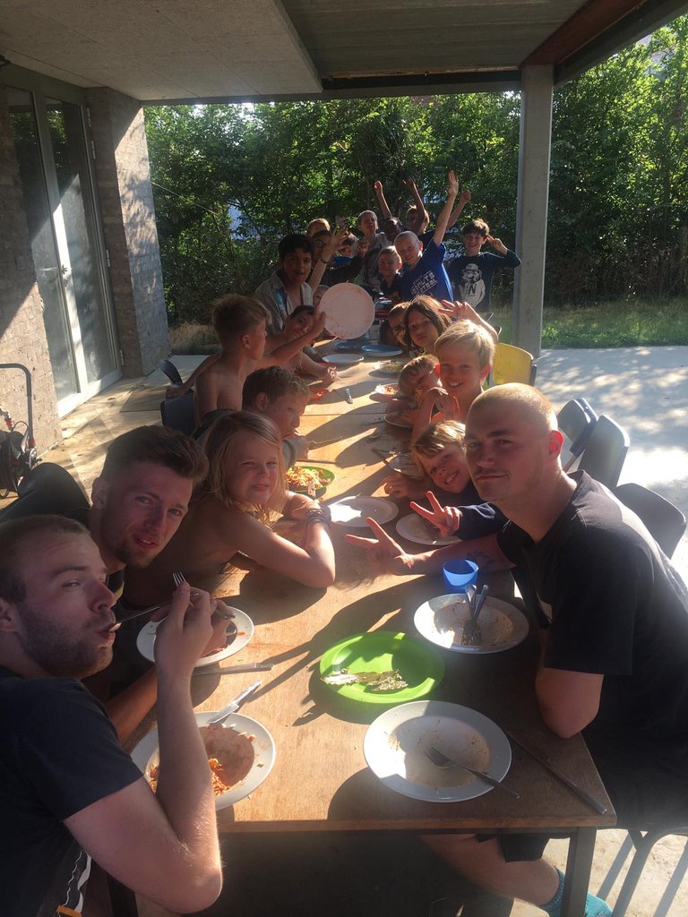 SH_Welpen's tweet photo. Op tocht richting het prachtige provenciaal domein van Kessel-lo om ons daar onder te dompelen in het waterparadijs. Een picknick was er dan ook niet aan te missen. Eens aangekomen op de lokalen waren ze al hun manieren in het zwembad vergeten, ik neem aan dat je wel kunt zien. https://t.co/8aks4klISw
