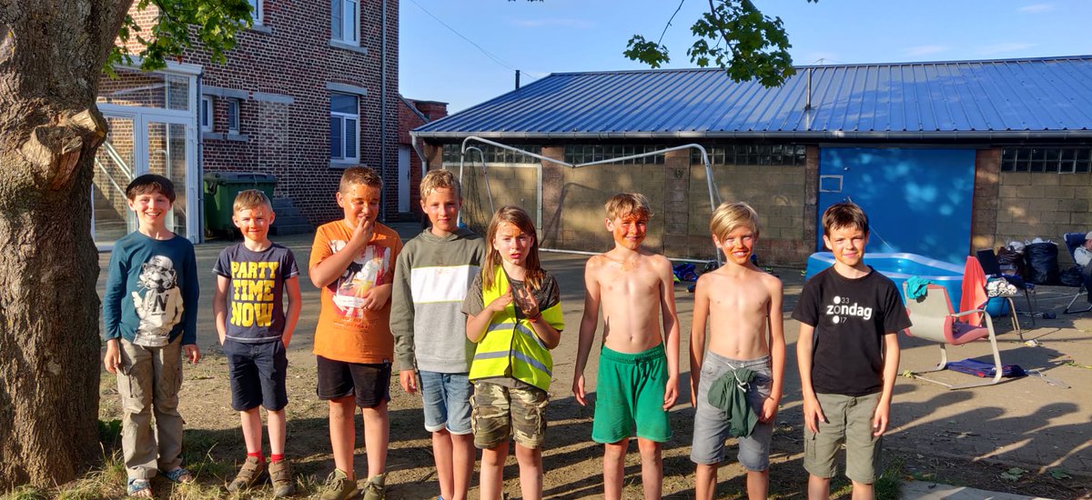 SH_Welpen's tweet photo. Op tocht richting het prachtige provenciaal domein van Kessel-lo om ons daar onder te dompelen in het waterparadijs. Een picknick was er dan ook niet aan te missen. Eens aangekomen op de lokalen waren ze al hun manieren in het zwembad vergeten, ik neem aan dat je wel kunt zien. https://t.co/8aks4klISw