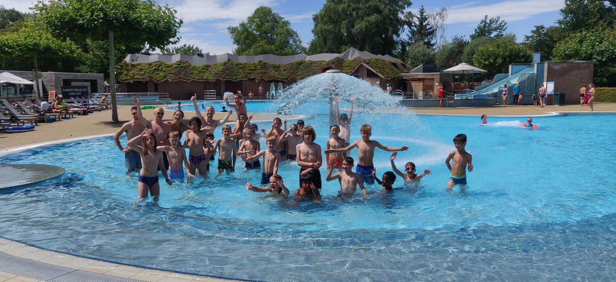 SH_Welpen's tweet photo. Op tocht richting het prachtige provenciaal domein van Kessel-lo om ons daar onder te dompelen in het waterparadijs. Een picknick was er dan ook niet aan te missen. Eens aangekomen op de lokalen waren ze al hun manieren in het zwembad vergeten, ik neem aan dat je wel kunt zien. https://t.co/8aks4klISw
