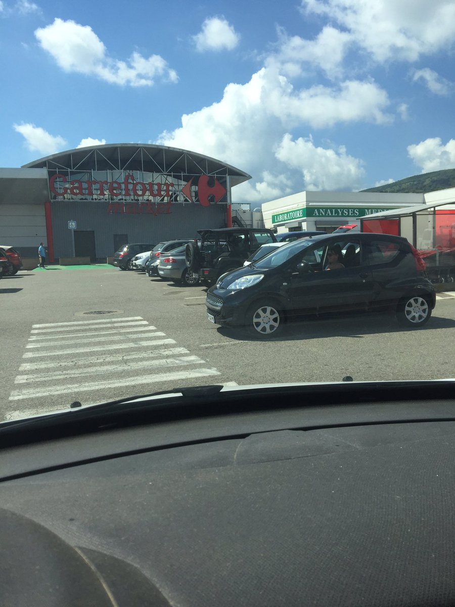 CBradaschia's tweet photo. La nouvelle meilleure amie de l’enfant 🚗🚗#Bhou #caPasseTtopVite 🤷♀️🍀 https://t.co/u8Nq0molAv