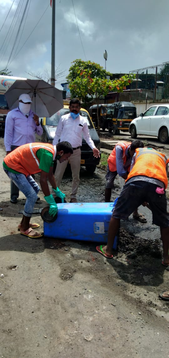 Bandya12160988's tweet photo. @mybmcWardN रमाबाई कॉलनी येथेआज दिनांक,20/7/2020 रोजी मा, प्रभाग समिती अध्यक्ष, श्री  कदम साहेब व मा ,नगरसेविका आवळे मॅडम,यांच्या उपस्थितीत स्वच्छता मोहीम राबविण्यात आली त्यामध्ये महानगरपालिका अधिकारी व कर्मचारी सहभागी होऊन मोहीम यशस्वी करण्यात आली https://t.co/Yzgedj47kc