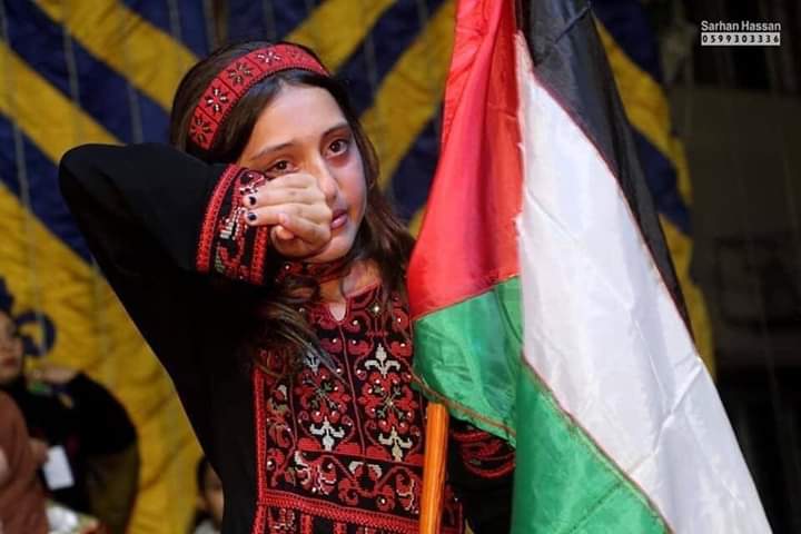 GHERASLIA's tweet photo. ❤️😥😥
وسط فرحة خريجي الثانوية العامة في غزة غلبتها دموعها..
الطفلة سلوى محمد شعث تبكي وتغطي حزنها بالعلم الفلسطيني بعد أن سمعت في الحفل ذكر اسم والدها الشهيد في ذكرى استشهاده.
#فلسطين #الجزائر https://t.co/T81HDLAwNe