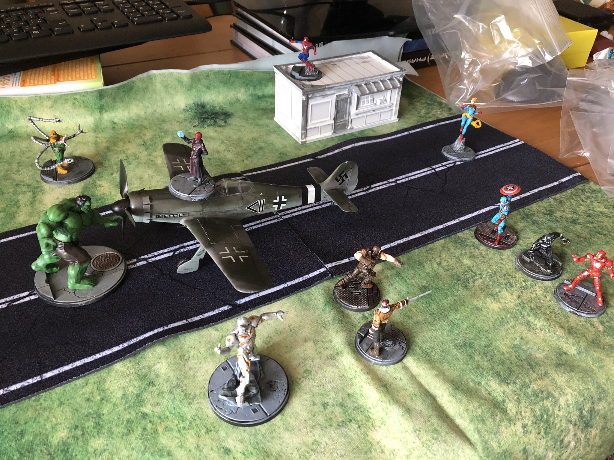 サヲイヱ 俺が塗ったマーベルクライシス プロトコルのミニチュアをボドゲ会で見せびらかすためにも ルールサマリーとキャラクターカードの日本語化を進めなきゃ T Co Ebhnubw8tl Twitter