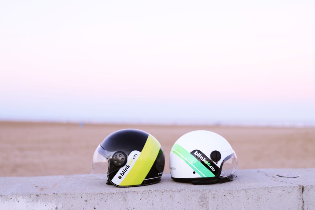 blinkeecityESP's tweet photo. ¿Ganas de playa? 🌴⛱️🌴🛵
#letsblinkee #playa #summer #Valencia #blinkee #letsblinkee #appblinkee #skooterlife #skutery #scooter #scootlife #ecofriendly #ecology #electromobility #emobility #zeroemission #electricscooters  #valenciamola #valenciaverano https://t.co/hcN4f9PKZf