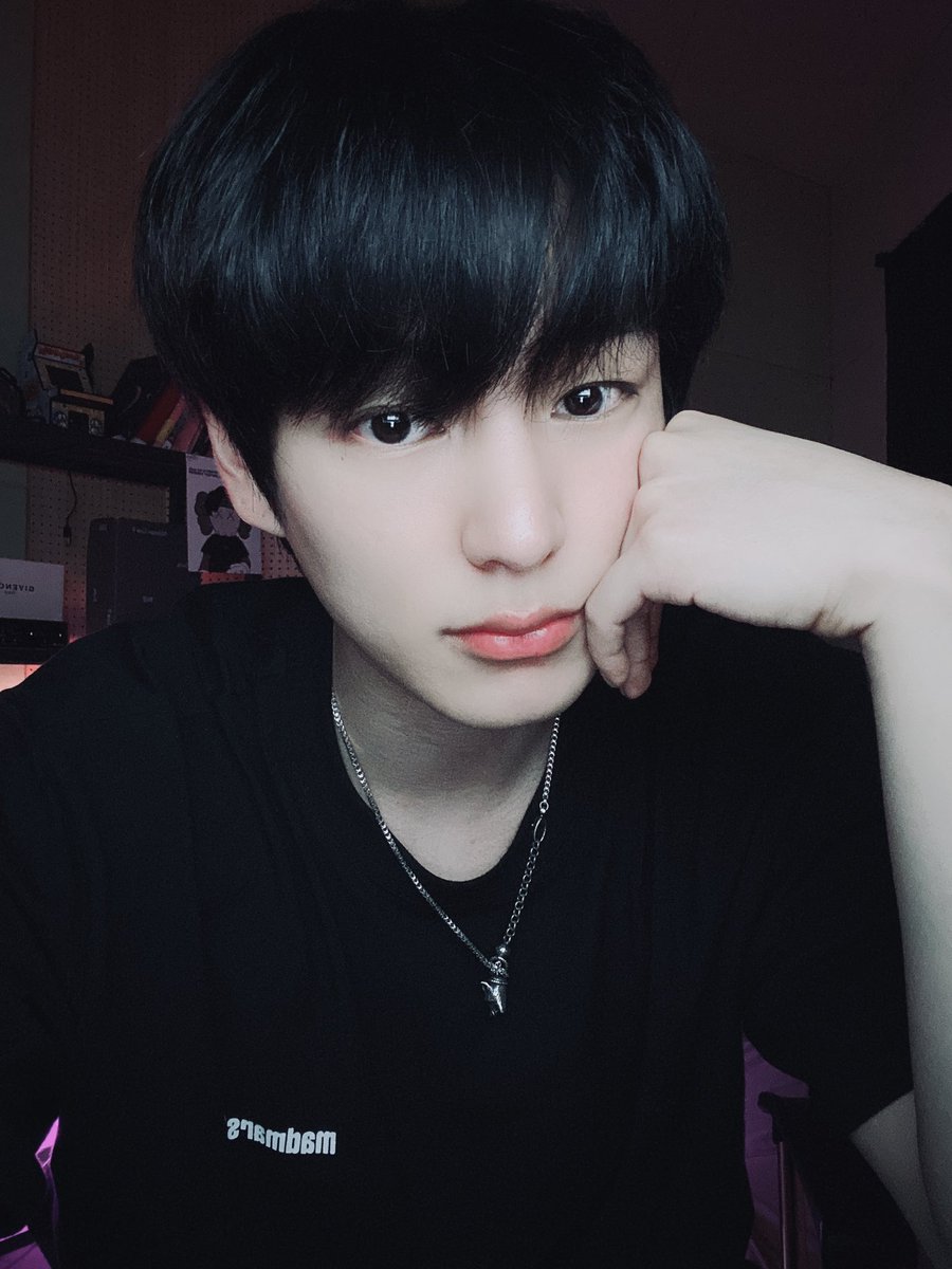 NewWorld_VICTON's tweet photo. [#찬]
오랜만입니다...🖤-✂️ https://t.co/Aq5pOoTAHY