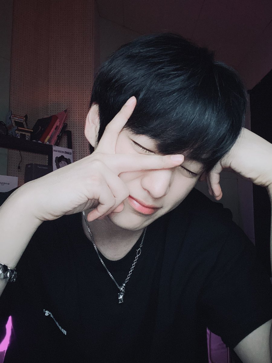 NewWorld_VICTON's tweet photo. [#찬]
오랜만입니다...🖤-✂️ https://t.co/Aq5pOoTAHY