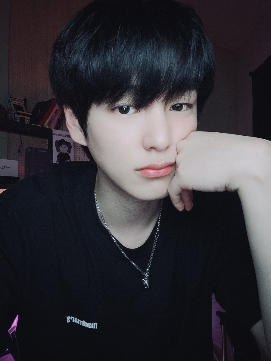 NewWorld_VICTON's tweet photo. [#찬]
오랜만입니다...🖤-✂️ https://t.co/Aq5pOoTAHY