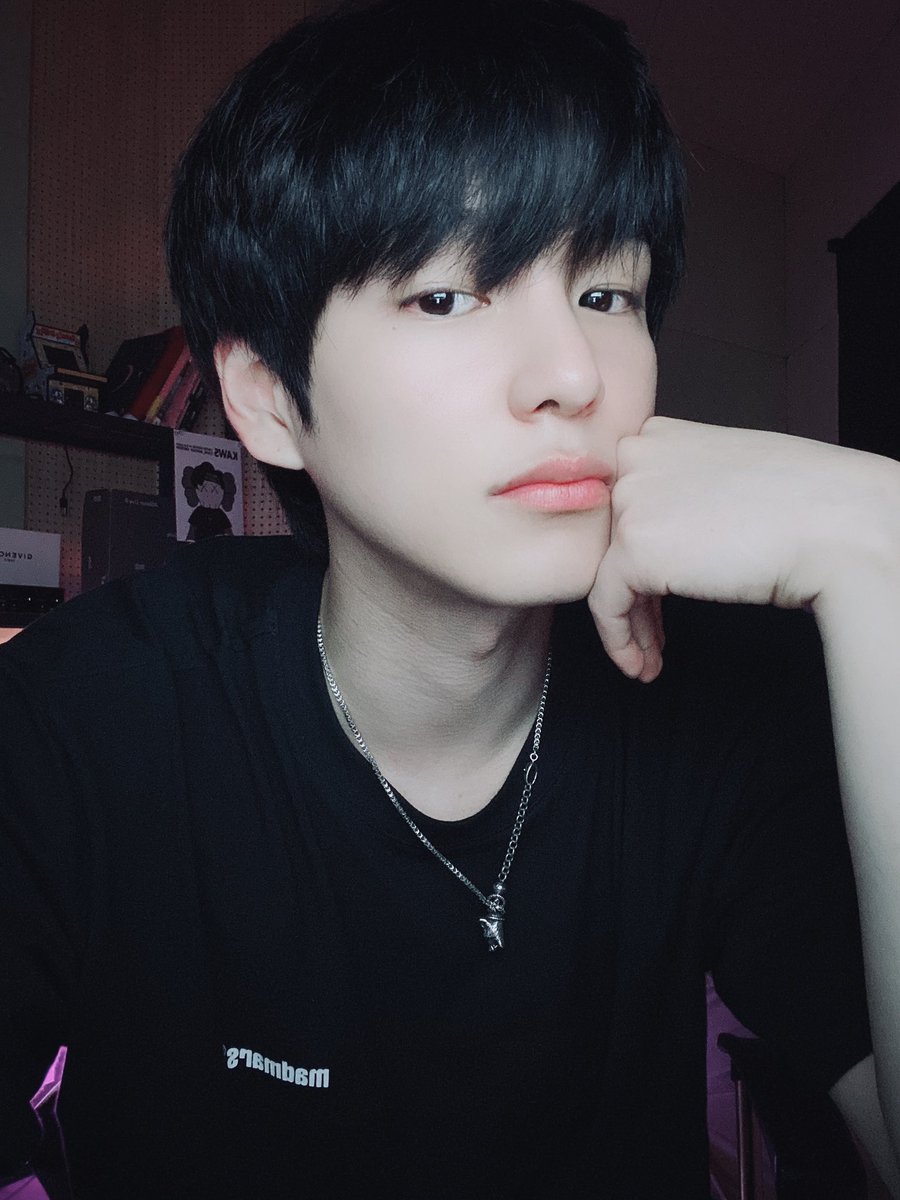 NewWorld_VICTON's tweet photo. [#찬]
오랜만입니다...🖤-✂️ https://t.co/Aq5pOoTAHY