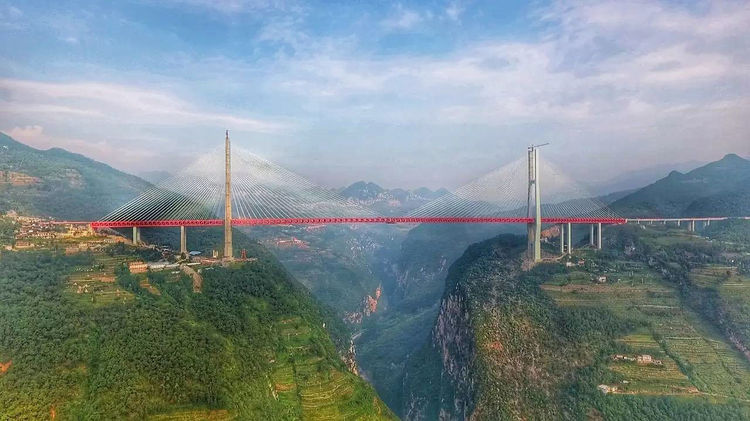 Beipanjiang Bridge, spanning the Nizhu River in  #China at a height of 565 metersWorld's Highest Bridge and one of the greatest engineering achievements Completed in 5 yearsIt is over 200m taller than India's (still) under construction Chenab rail bridge in Kashmir