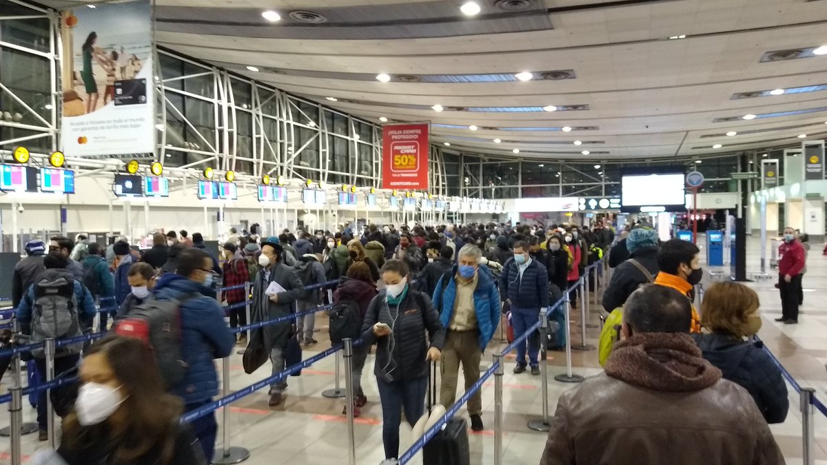 DiegoElcapataz's tweet photo. Aeropuerto de Santiago a esta hora. Saco la foto y la niña me dice... Caballero, no puede sacar fotos. Eliminé la porfavor. Claro. La voy a eliminar, pero no sin antes mostrar que nunca existió cuarentena. #PasoAPaso #EstallidoSocial2 https://t.co/cjH82QDa68