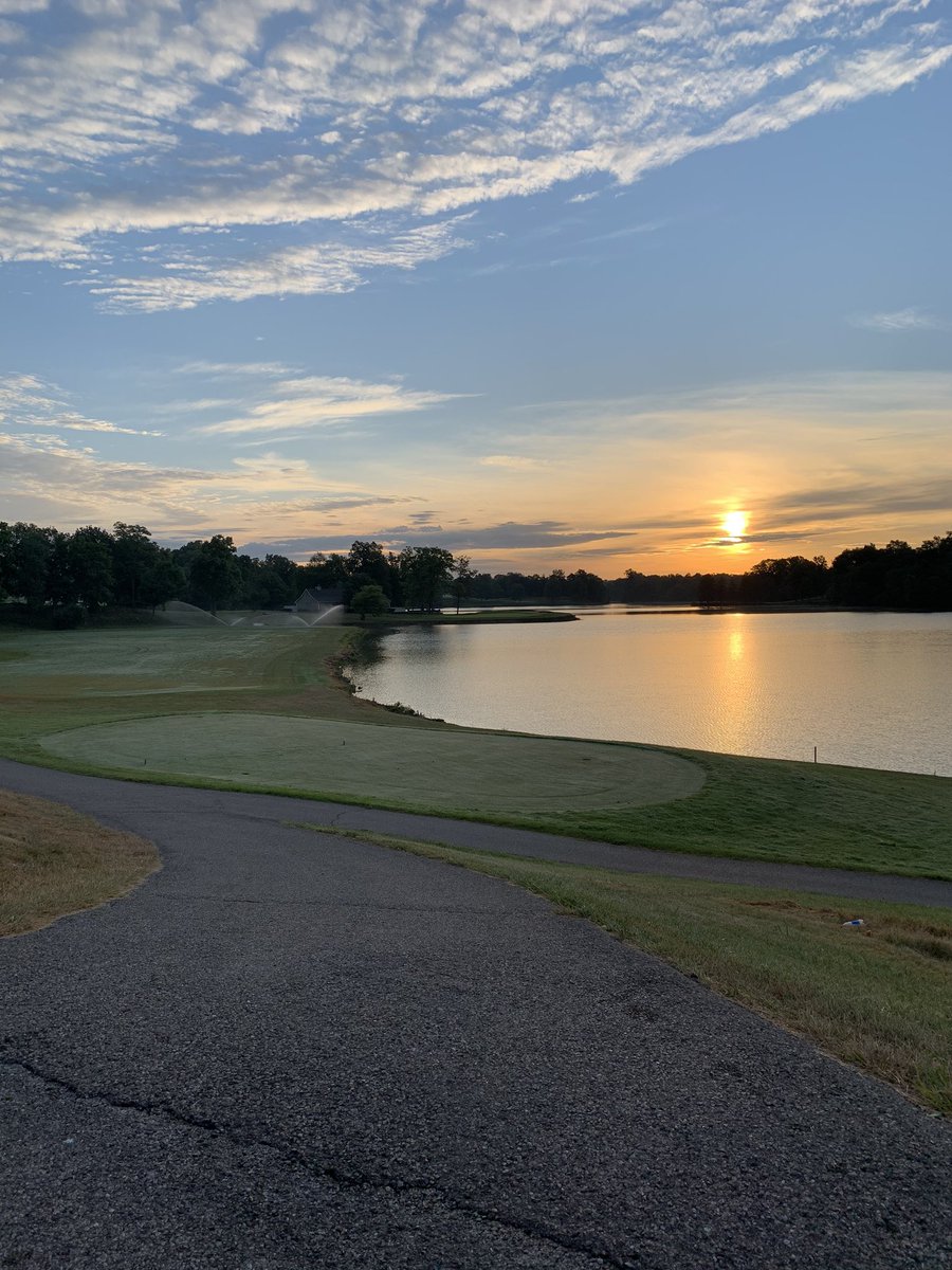 ShakerRunGolf's tweet photo. Suns coming up. Gonna be an awesome day for @MoellerAlumnus golf outing. #GrowTheTree https://t.co/NIo7vhdfqW