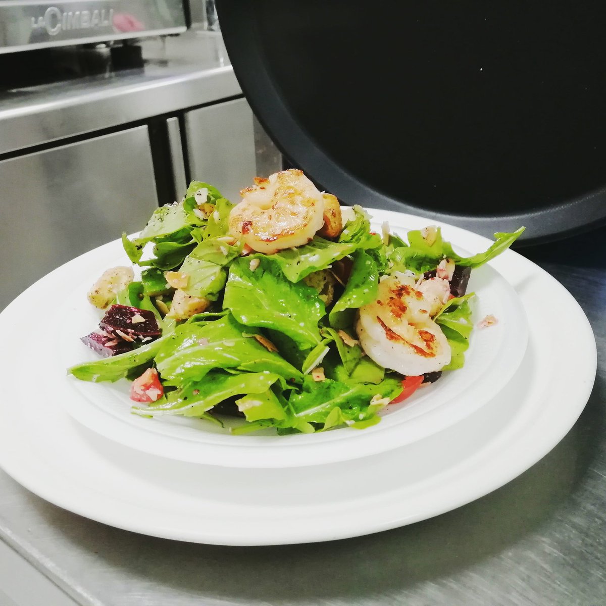 Sarah78283779's tweet photo. Rocca Salad 🌿
* Rocket Leaves 
*Cherry Tomato
*Cucumber
*Parmesan Cheese
*Shrimps
*Sumac Dressing
*Pomegranate
*Toast Almond Slices https://t.co/N6d0MYBKKs