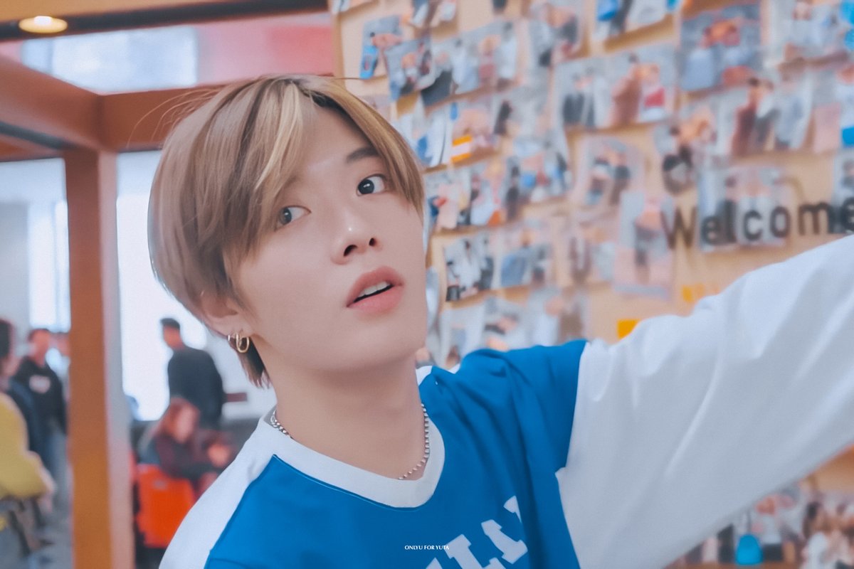 DAY 203 yuta pls gimme a sign whether to change my @ or not 