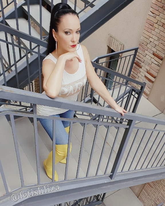 FetishLiza's tweet photo. Boots and jeans 💛💙
Always a winner, right? #Boots https://t.co/nogcyXYCVl