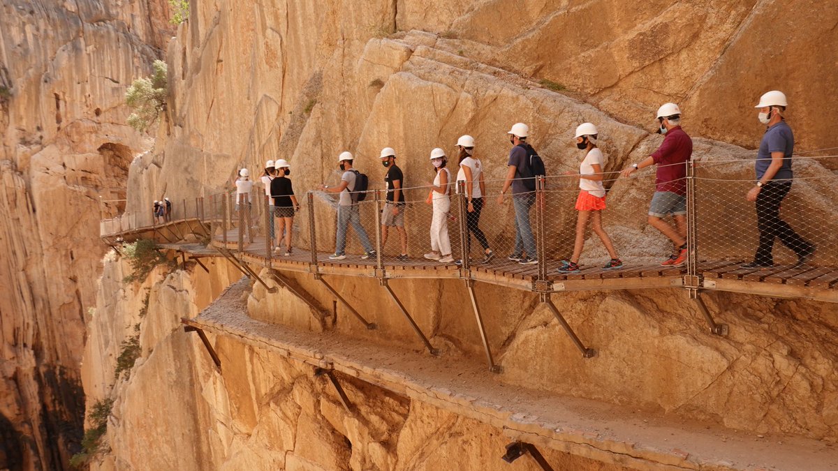 davidbisbal's tweet photo. Qué bien lo pasamos en Málaga!!!! https://t.co/6CTDSEBzrM un vídeo de nuestra visita a #CaminitodelRey Gracias @antoniobanderas por llevarnos! https://t.co/5GVgqqpJeH