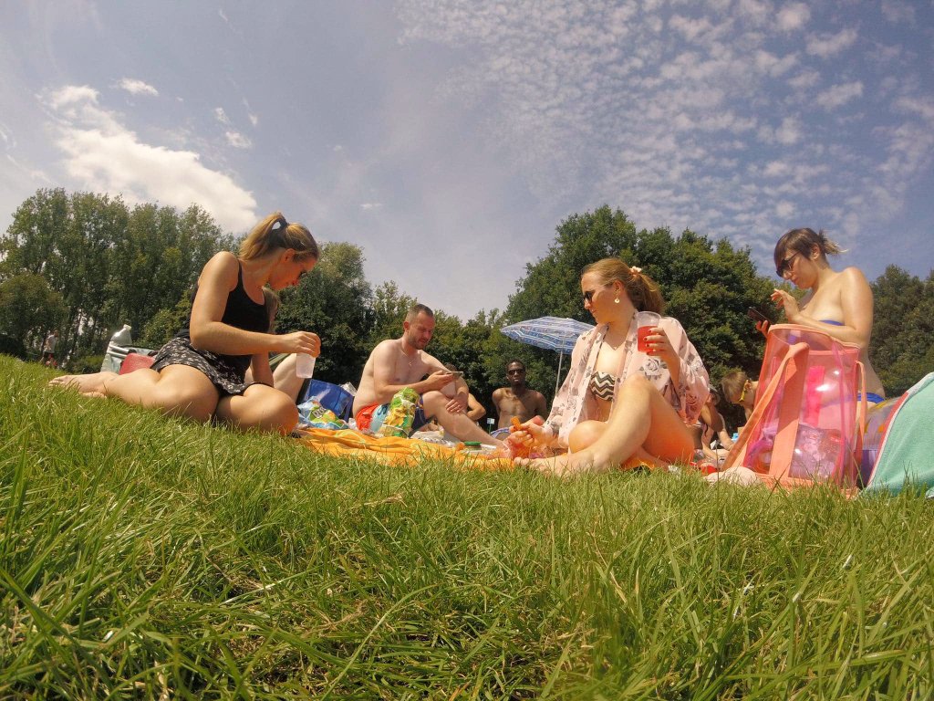 Minaa_x1's tweet photo. Mijn zomerse weekends zijn tegenwoordig voor alcohol, appekes, baywatch bloot en boekskes lezen.
#pastweekend #donk #tantieduty #picknick #stillinthevibe #goodvibes https://t.co/jlOgZrdiJe